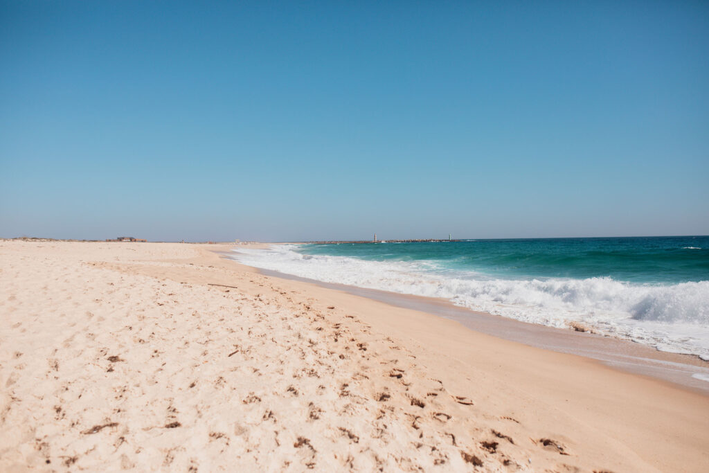 Am Strand der Ilha Deserta lässt es sich gut spazieren gehen. Eine erholsame Sehenswürdigkeit in Faro.