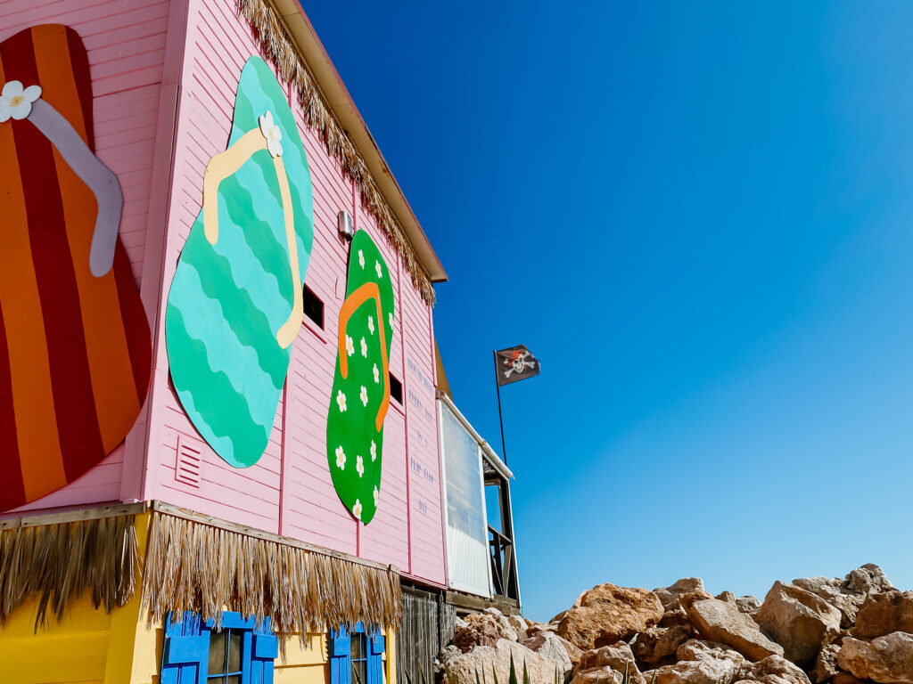 Eine bunt gestrichene Strandbar aus Holz, das Maramais auf der Ila do Farol in Faro.