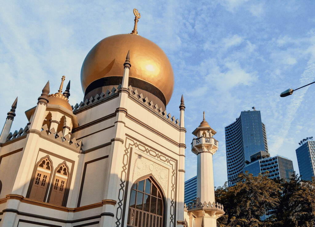 In Singapurs muslimischem Stadtviertel Kampong Glam ist die Sultan-Moschee ein wichtiges Wahrzeichen; schon von Weitem erkennt man sie an der goldenen Dachkuppe.