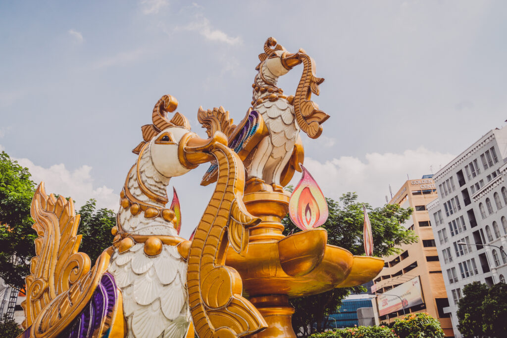 Eine goldene Statue im Singapurer Stadtviertel Little India ziert in gold-strahlend das Stadtbild.