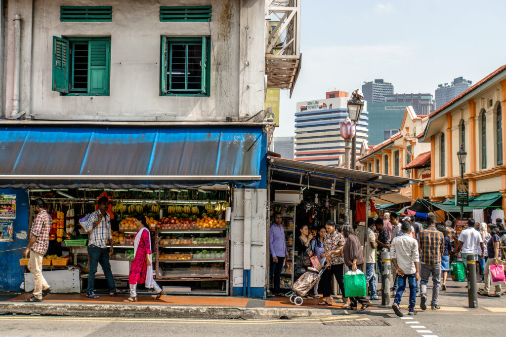 Eine Geschäftsstraße im Singapurer Stadtviertel Little India mit vielen Märkten und Streetfoodständen.