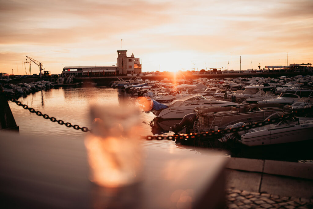 Ein Sonnenuntergang erhellt die bekannte Marina von Faro.