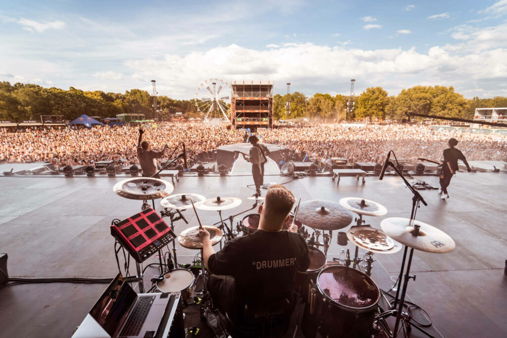 Auf der Bühne des Sziget Festival Budapest sitzt der Drummer am Schlagzeug und schaut in die Menge.