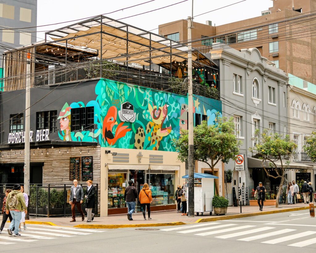 Überall in Lima sieht man bunte Graffitis, ob an Wohnungshäusern oder Café Wänden.