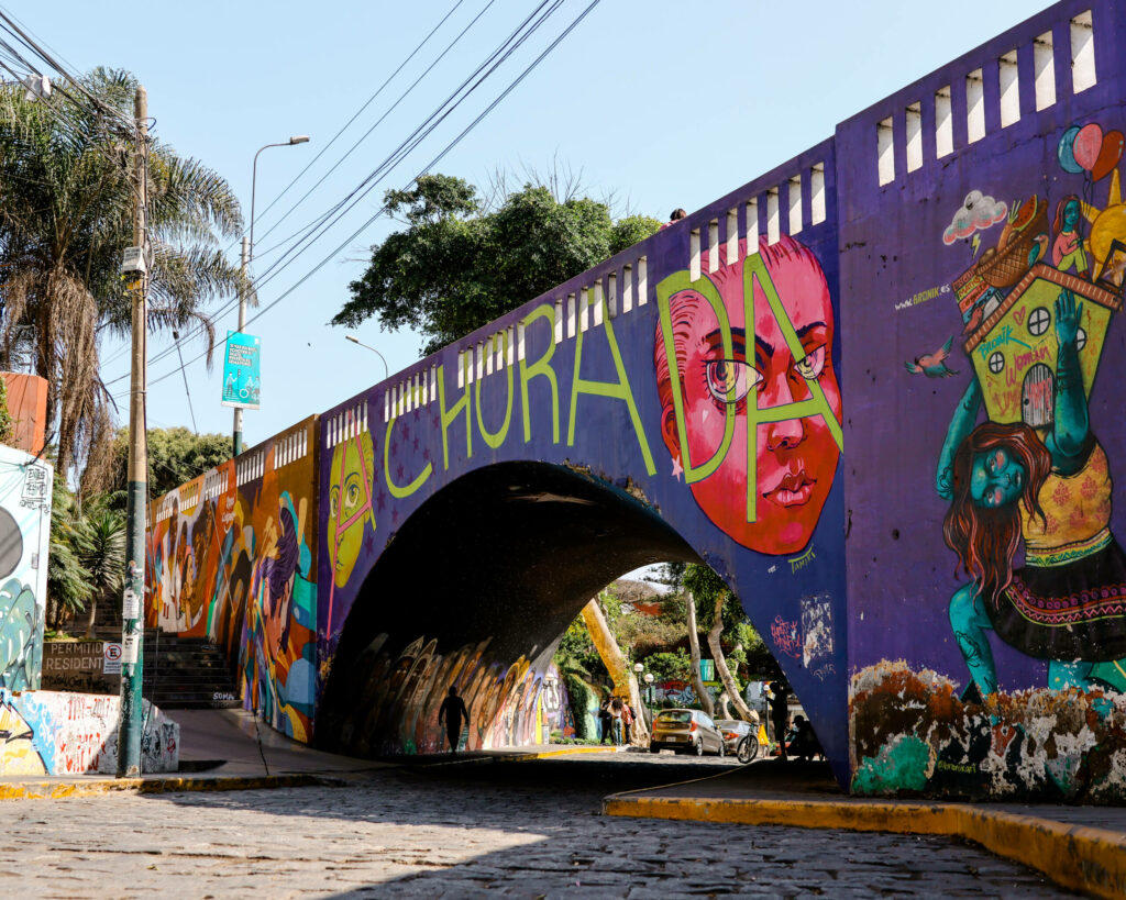Die Brücke San Martin im Barranco Viertel Limas ist durch die bunten Farben und künstlerischen Symbolen mehr als nur eine Ausflugsziel.