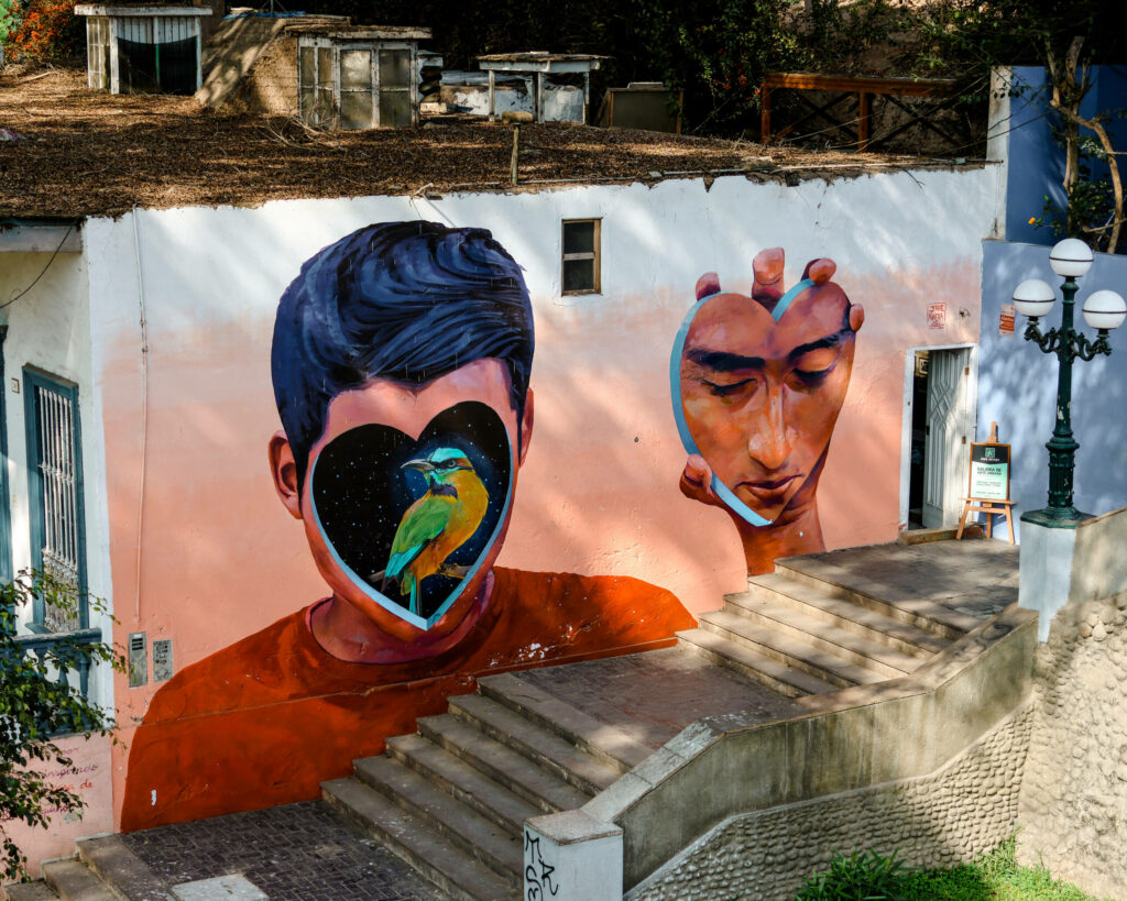 Ein beeindruckendes Mural mit Street Art befindet sich bei der Seufzerbrücke in Lima.