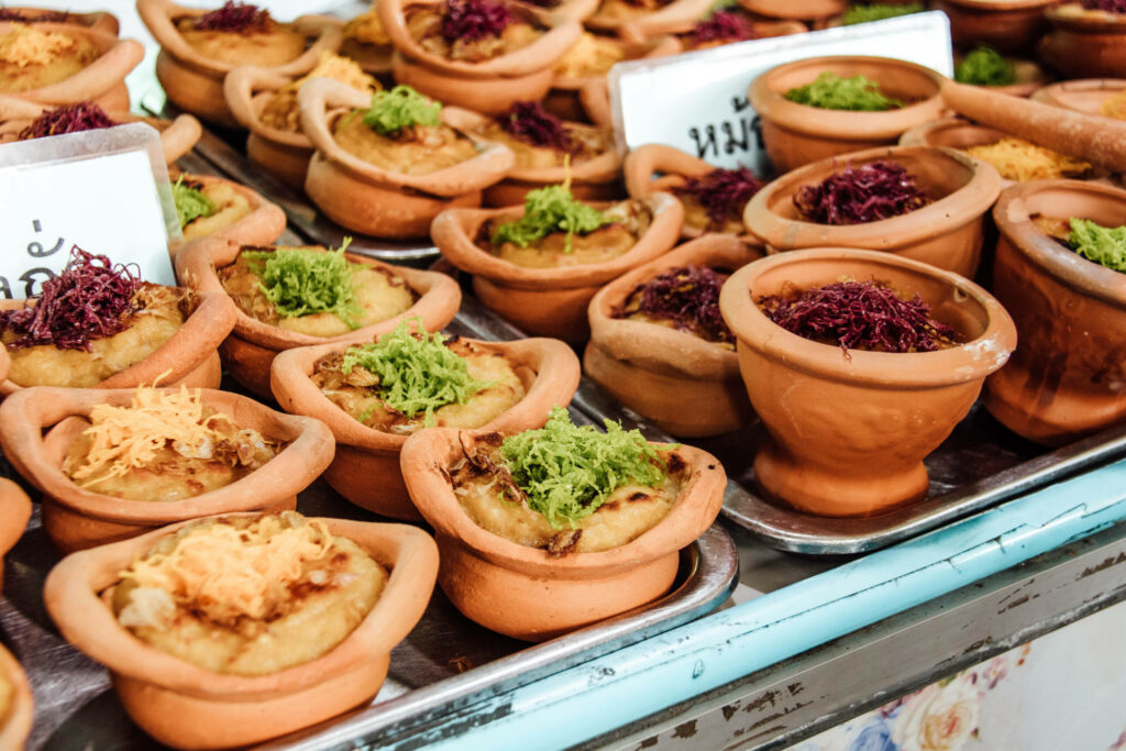Bangkok Essenstipps: thailändische Desserts in kleinen Tonschalen serviert sind richtige Delikatessen.