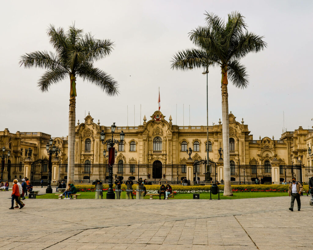 Das pompöse gelbfarbene Regierungsgebäude auf der Plaza de Armas.