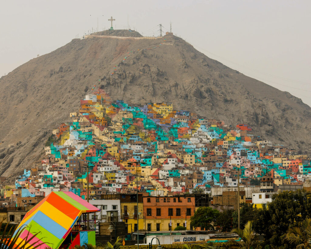 Ein grauer Berg wird von den bunten Häuserbauten erklommen.