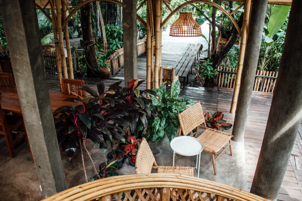 Das Nature Café in Bangkok mit einem Interieur aus Dschungelpflanzen und Mobiliar aus natürlichen Materialien.