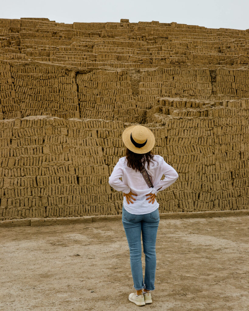 Reisebloggerin Nina von traveloptimizer steht vor der Tempelruine Huaca Pucllana in Lima.