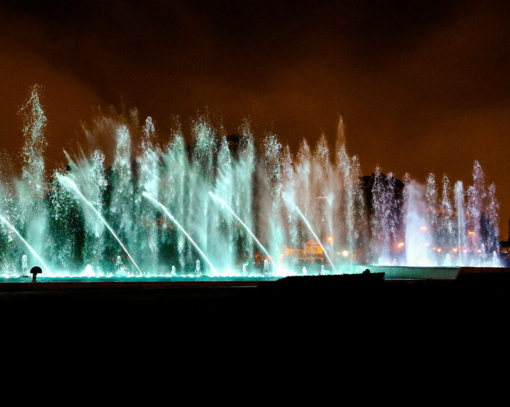 Die Wassershow im Circuito Mágico del Agua in Lima bei Nacht.