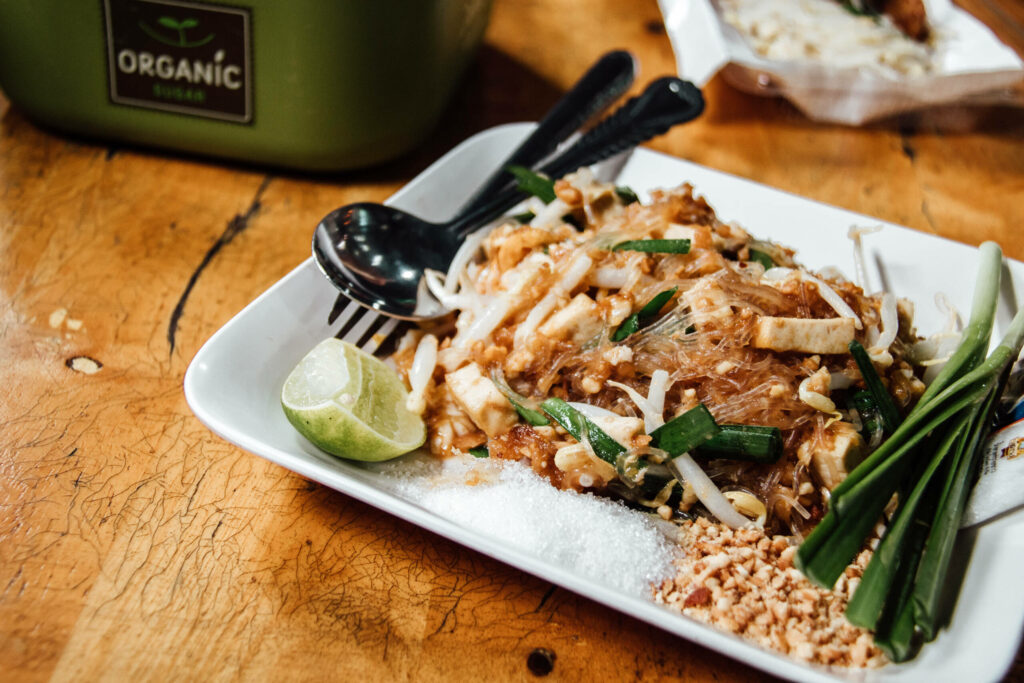 Das thailändische Streetfood-Gerichte Pad Thai auf einem Teller angerichtet.