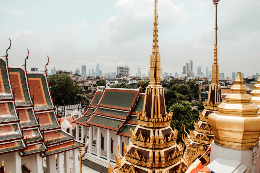 Eine goldverzierte Turmspitze eines Palastes findet man inmitten von Bangkok. Der Wat Ratchanatda ist ein Geheimtipp Bangkoks.