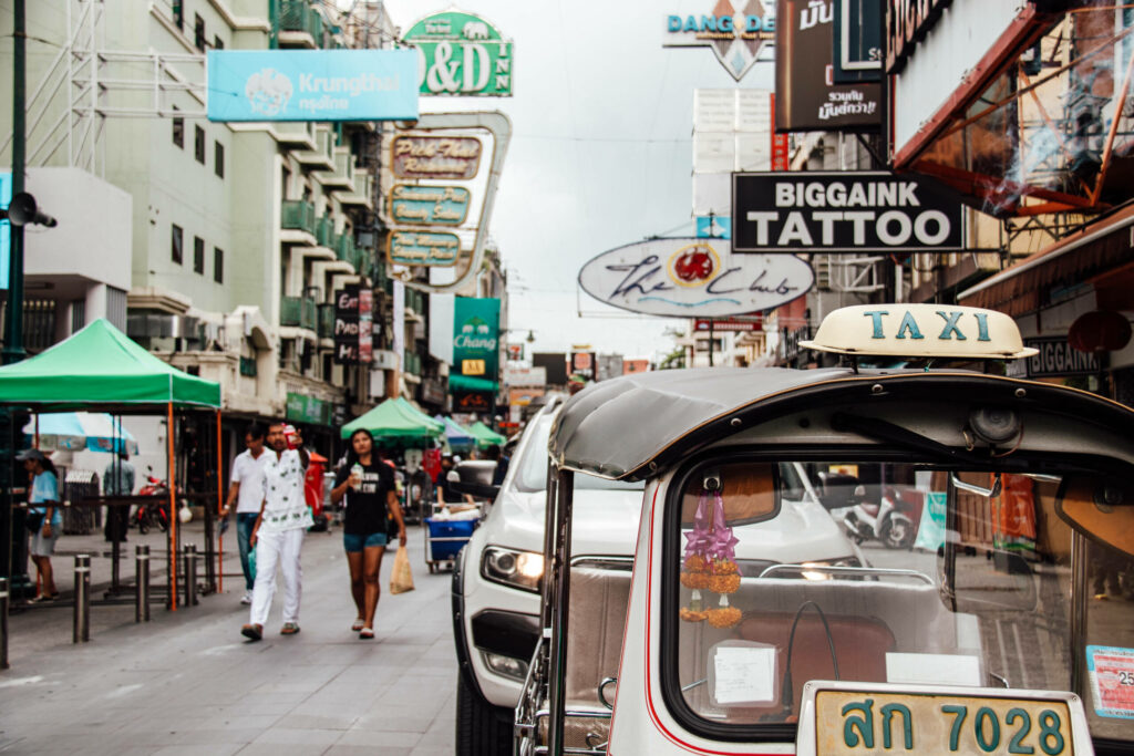 Die Khaosan Road ist eine enge, gutbesuchte Gasse in Bangkok.