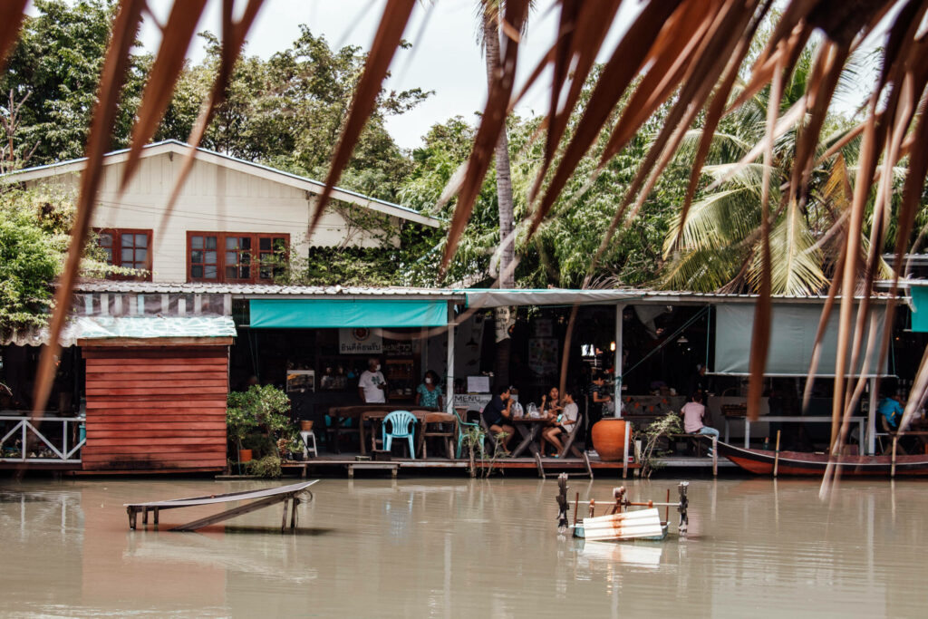 Der schwimmende Markt Bang Nam Phueng umgeben von Wasser.