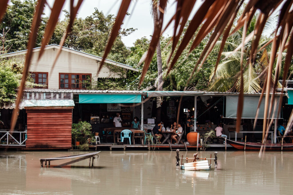 Der schwimmende Markt Bang Nam Phueng umgeben von Wasser.