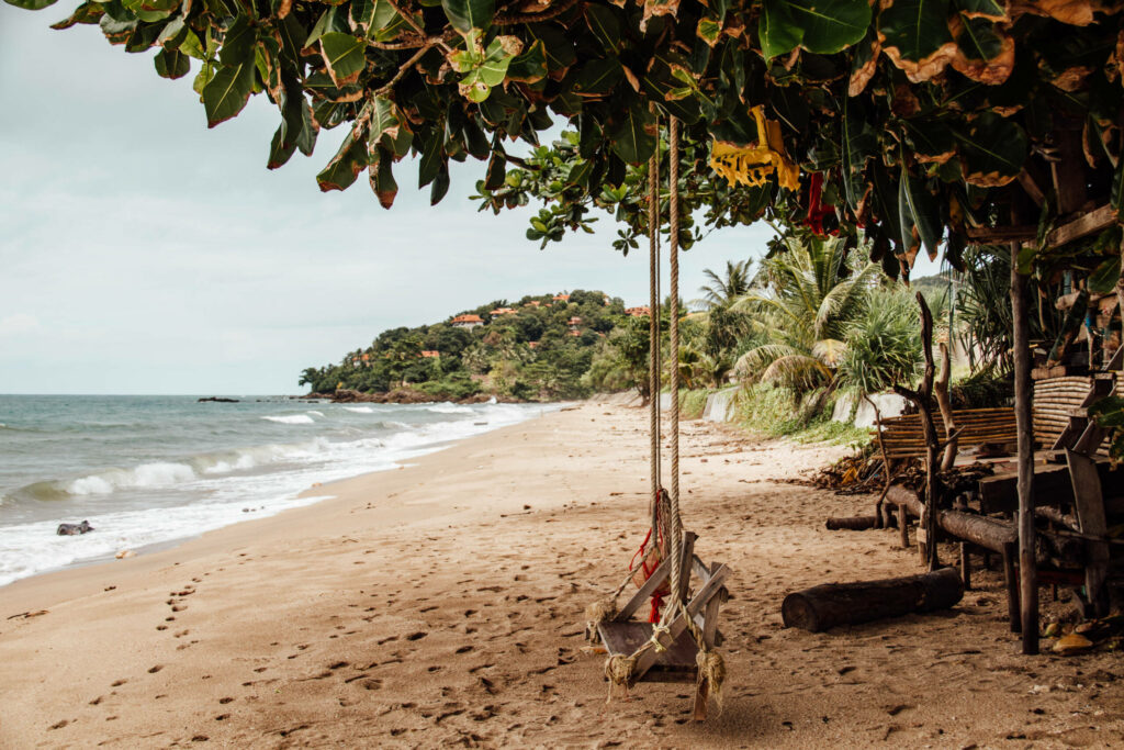 In einer Hängeschaukel auf Koh Lanta den Ausblick aufs Meer genießen.