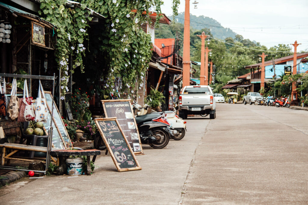 Eine kleine Straße in der Altstadt von Koh Lanta mit kleinen Shopping- und Essensmöglichkeiten.