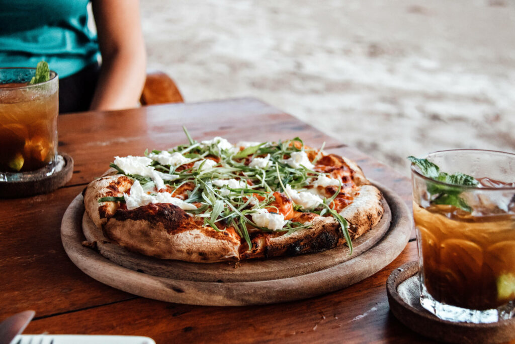 Eine Holzofenpizza und zwei Getränke aus dem Kaw Kwang Bistro am Strand der Insel Koh Lanta.