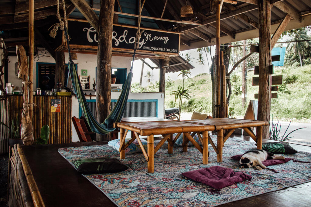 Zwischen Hängematten und Kissen den Meerblick im Tuesday Morning Café auf Koh Lanta genießen.