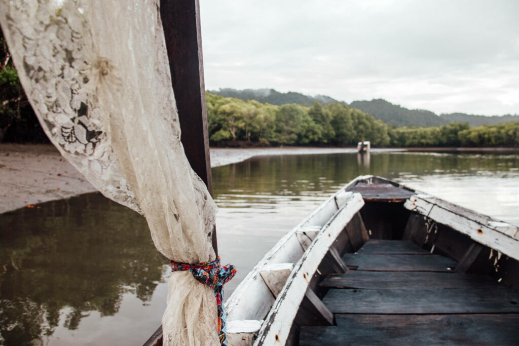 Blick auf den Mangrovenwald auf der thailändischen Insel Koh Lanta aus einem traditionellen Holzboot.