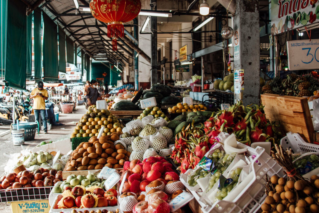Eine Auswahl an exotischen Früchten auf dem Maharaj Market in Krabi.