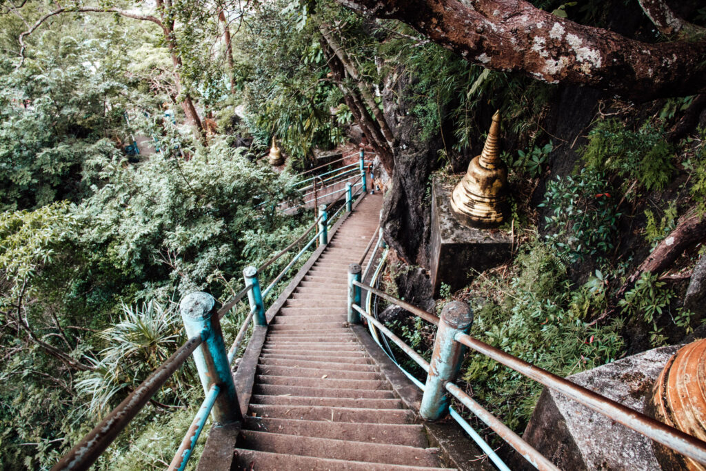 Unzählige Treppenstufen führen zum berühmten Tiger Cave Tempel in Krabi.