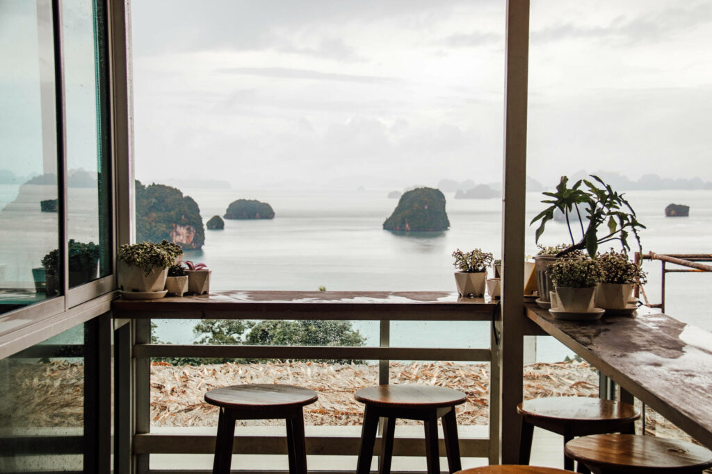 Ausblik aus dem Khaothong Hill Café in Krabi auf das Meer.