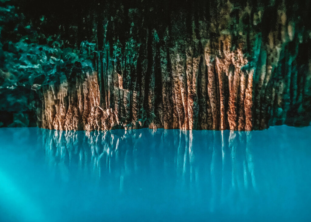Türkisblaues Wasser in der Höhle der Cenote 7 Bocas auf Yucátan.