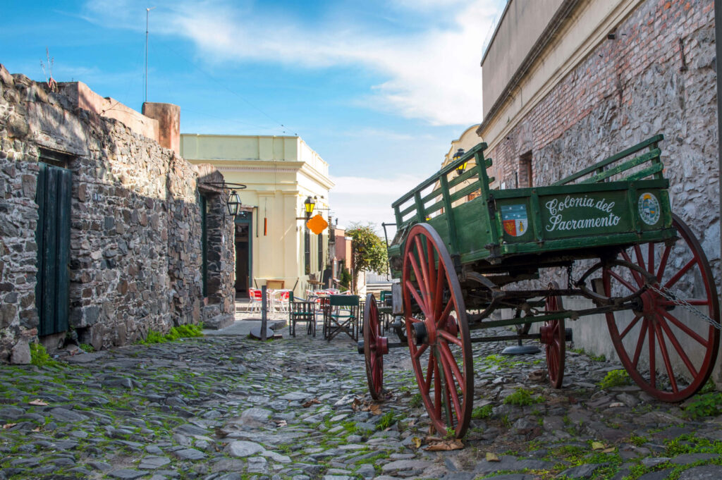 Eine Kutsche mit der Aufschrift Colonia del Sacramento im gleichnamigen Kulturerbe.