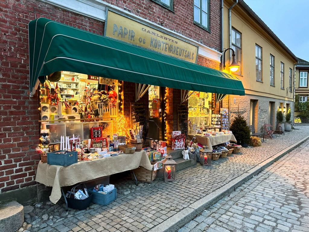 Ein weihnachtlich dekoriertes Geschäft in der Altstadt von Fredrikstad.