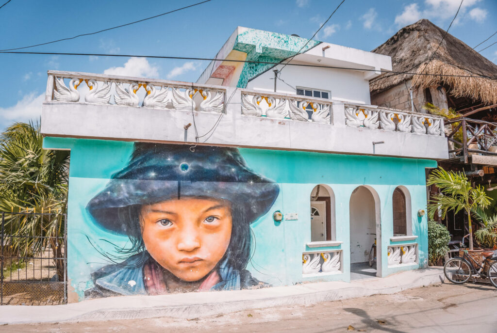 Das Streetart Kunstwerk eines kleinen Mädchens auf einer Hauswand in Isla Holbox.