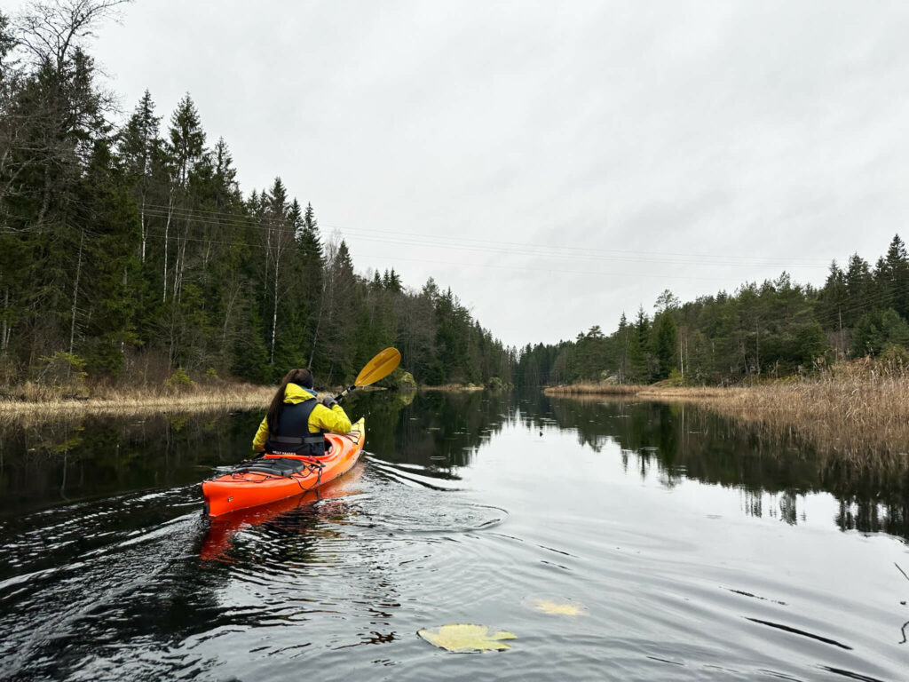 Ein Kajak auf einem See außerhalb von Oslo