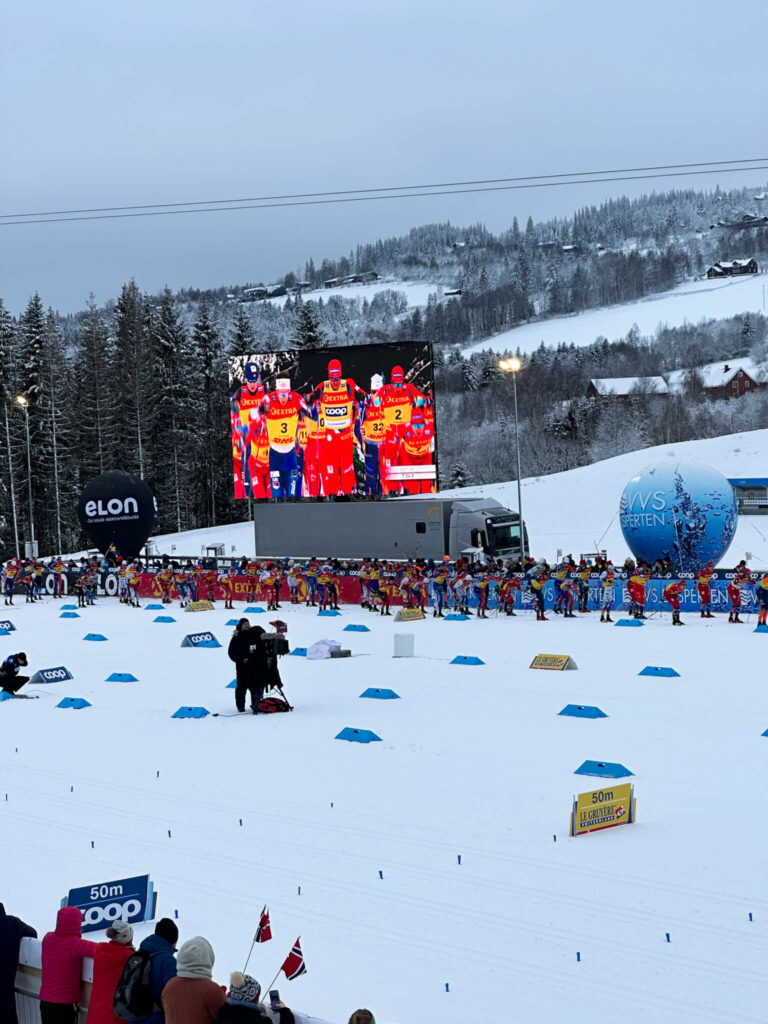 Der Langlauf-Weltcup in Lillehammer mit großer Leinwand im Hintergrund.
