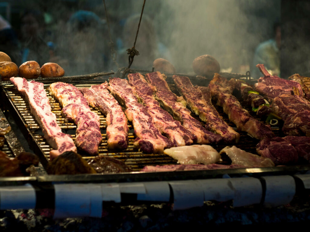 Im Mercado del Puerto werden Fleischgerichte wie das Parilla serviert.