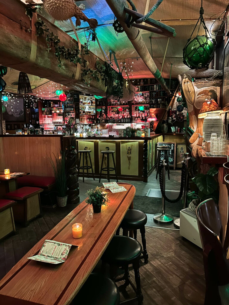 Bunte Einrichtung in der Aku-Aku Tiki Bar machen den Ort zu einem tollen Insidertipp.