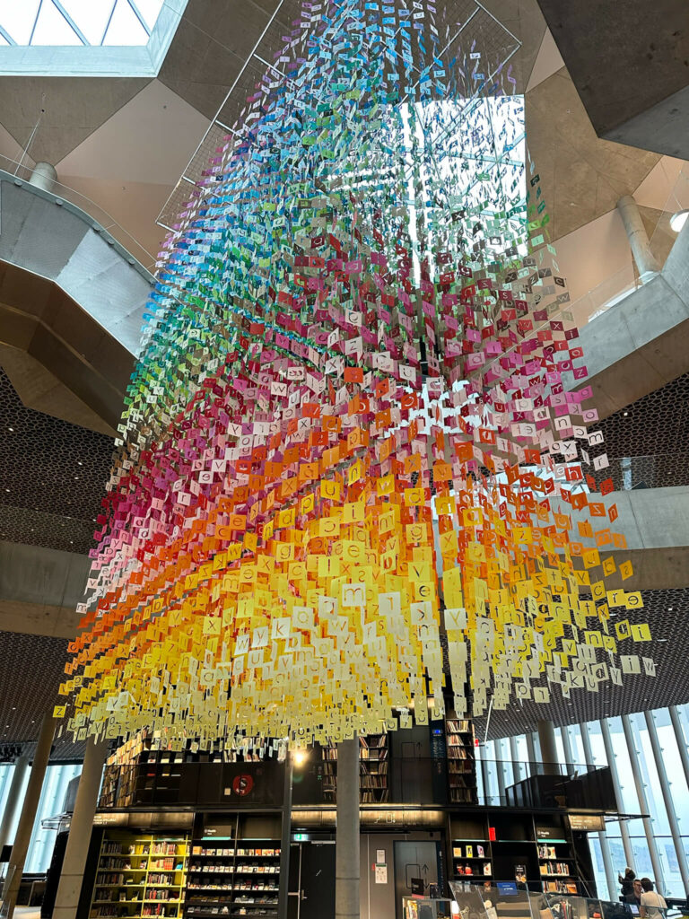 In der Bibliothek Deichman in Oslo lassen sich Kunstschätze wie eine hängende Installation in Regenbogenfarben entdecken.