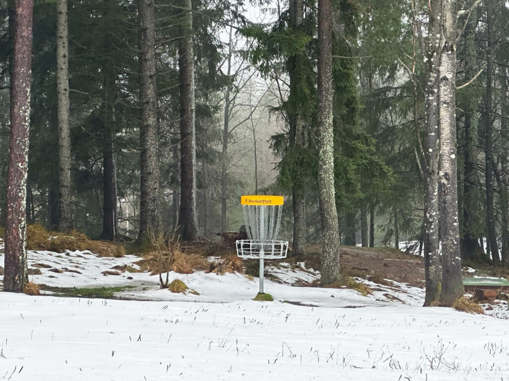 Eine Discgolf-Anlage mitten im Wald lädt in Oslo zum Frisbee werfen ein.