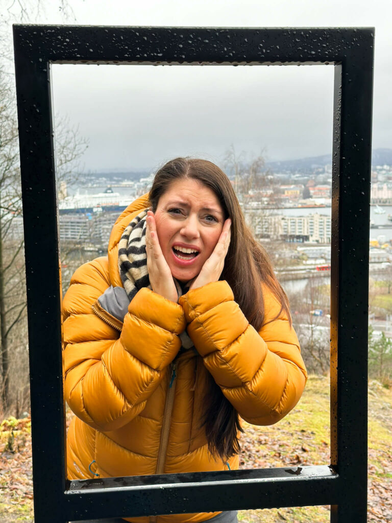 Bloggerin Biggi stellt den „Schrei“ von Munch im Ekeberg Figurenpark nach.