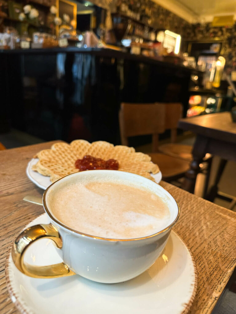 Im Café des Frogner Kino in Oslo lässt sich Cappuccino und Waffeln vorm Film schauen genießen - ein echter Geheimtipp.
