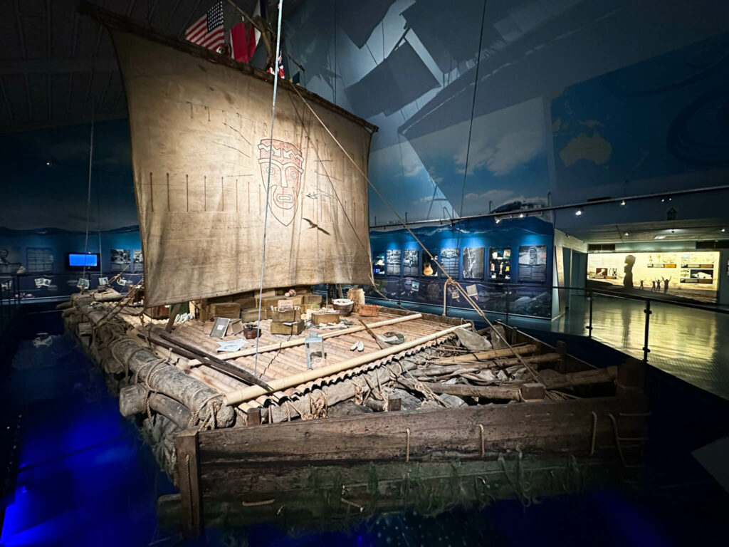 Im unbekannteren Kon-Tiki Museum in Oslo bewundert man Kunst wie ein altes Floß mit Segel.