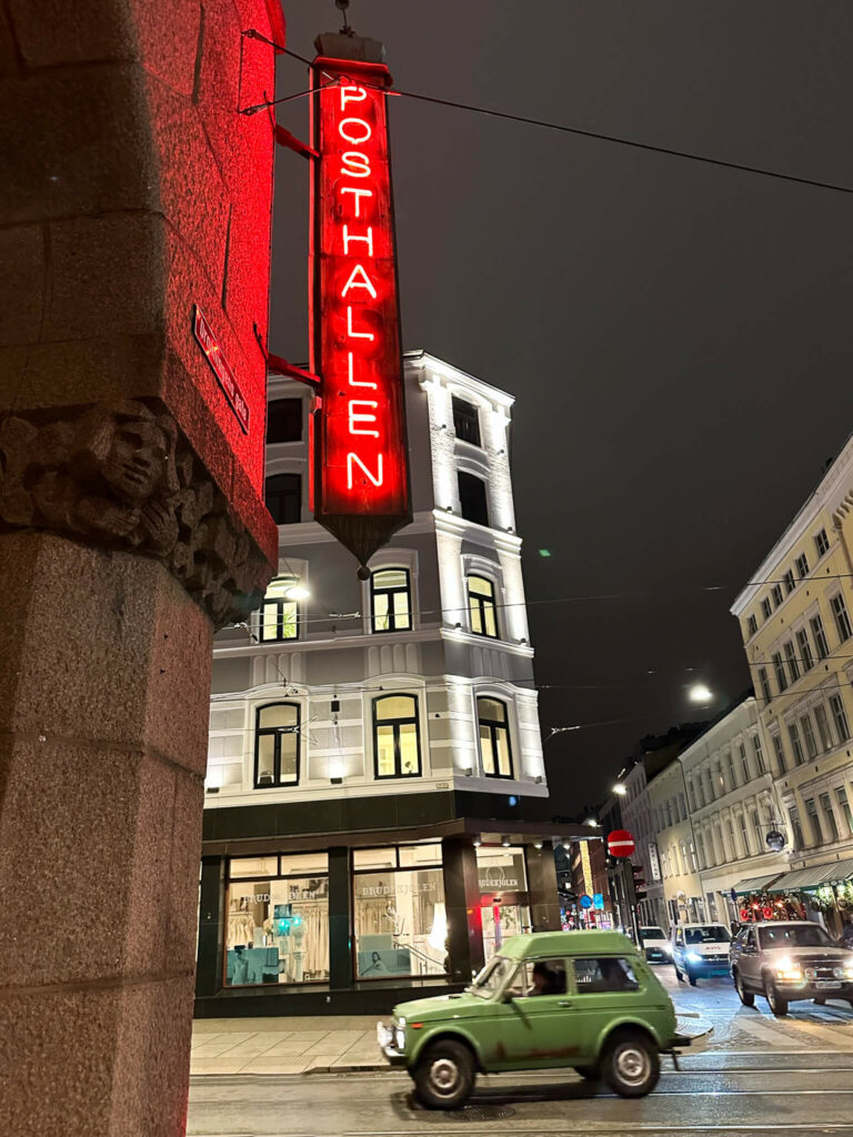 Roter Leuchtschriftzug ziert den Eingang der Posthallen, einem tollen Insidertipp in Oslo.