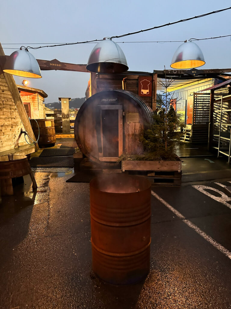 Ein Saunafass aus Holz auf dem SALT-Gelände in Oslo.