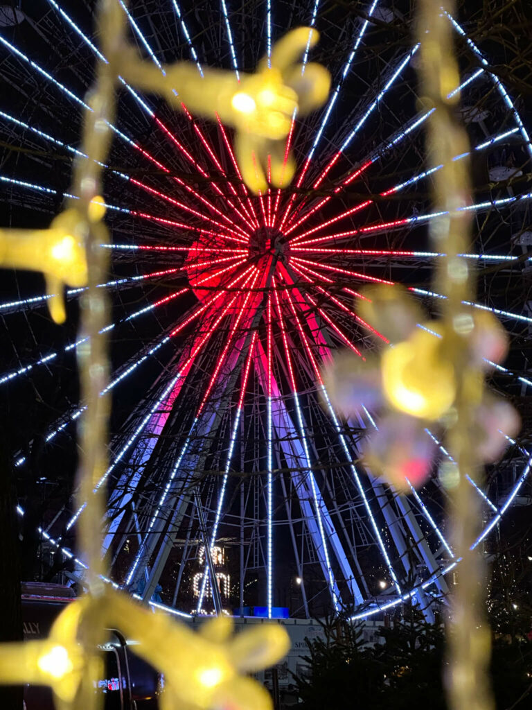 Das bunt beleuchtete Riesenrad auf dem Weihnachtsmarkt in Oslo in der Nacht.