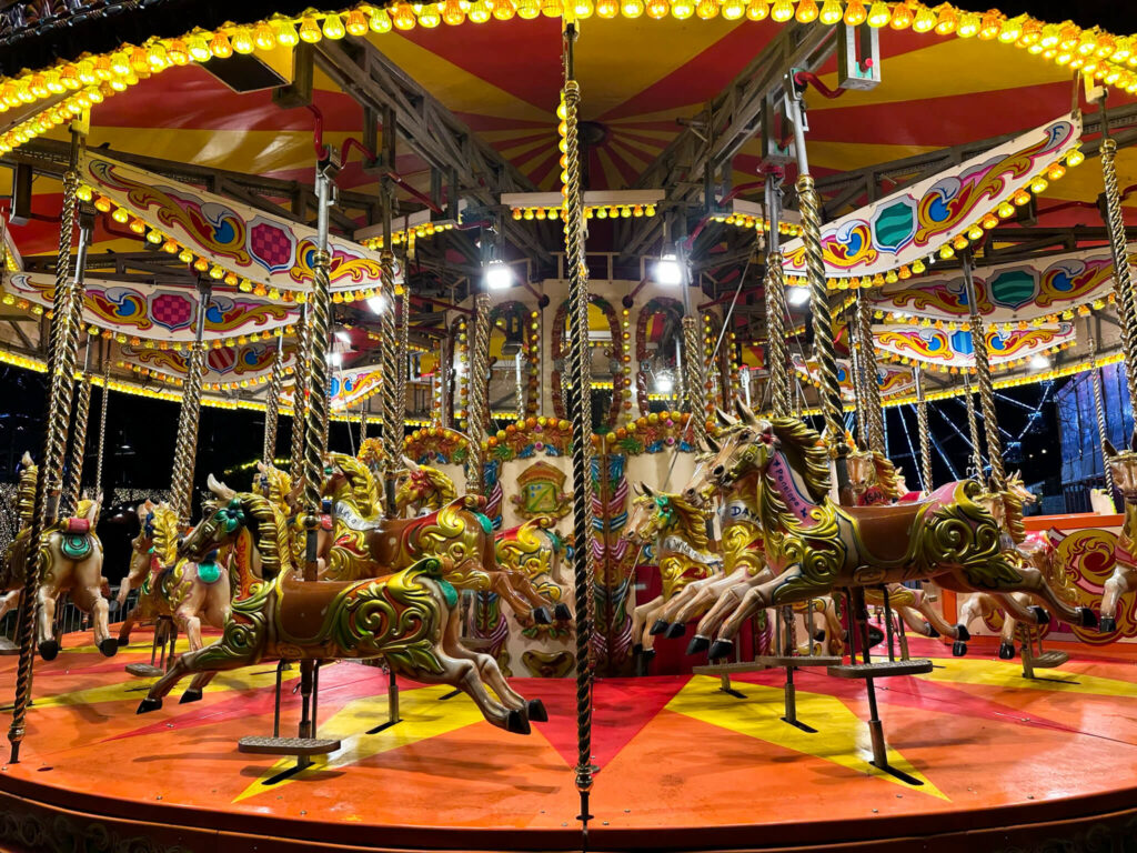 Ein altes Kinderkarussell mit Pferden auf dem Weihnachtsmarkt in Oslo