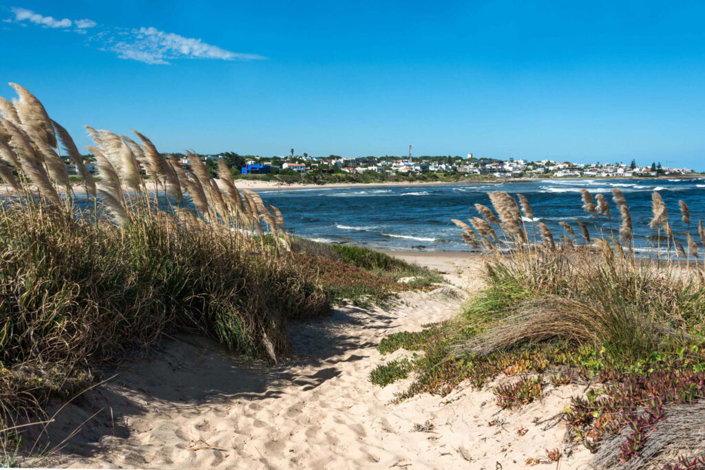 Der Strand von Punta del Diablo lockt mit dem blauen Meer.