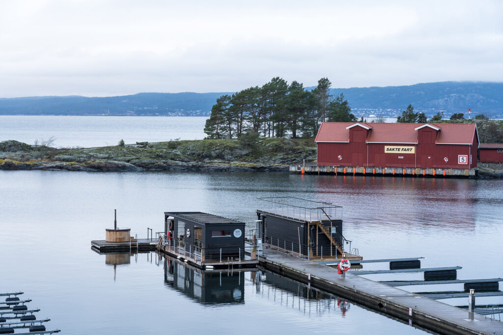 Die zwei Saunahütten des Son Spa auf dem Oslofjord.