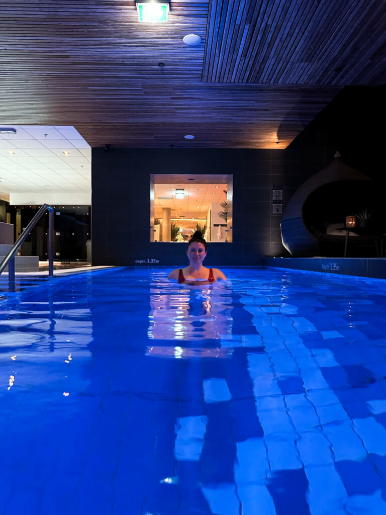 Bloggerin Biggi steht im Pool des Son Spa.