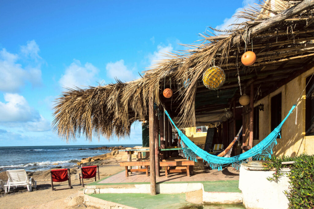 Die Strandbar bei Cabo Polonio lokt mit der Küstennähe von Uruguay.